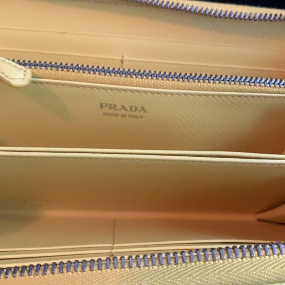 Prada saffiano st robot color giallo new with box and authenticity cards RARE - Picture 8 of 8